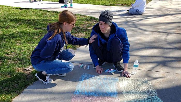 卡森 and Sydney at a sidewalk chalk event through <a href='http://dwi5mh.4dian8.com'>十大网投平台信誉排行榜</a>阿尔图纳分校’s student organization We Are Friends.